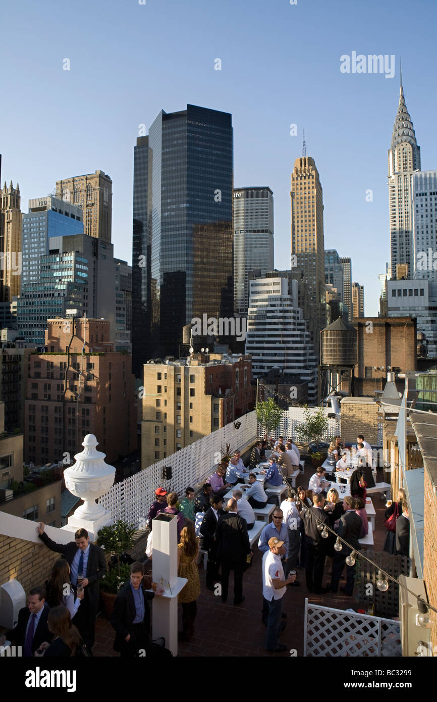 Après le travail foule dans une New York roof garden bar. Banque D'Images