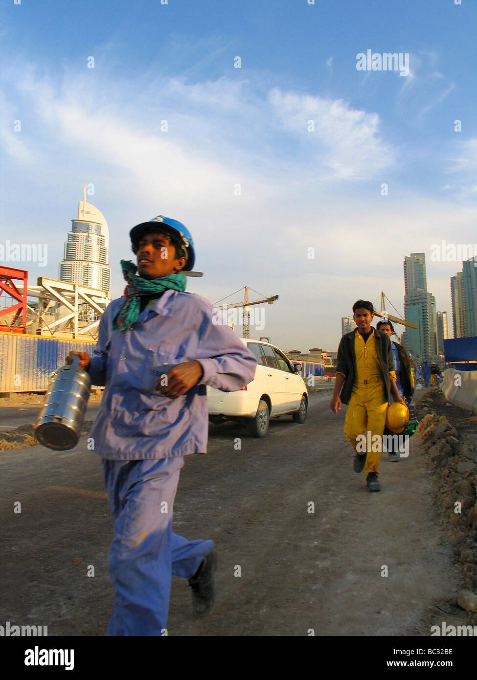 Les ouvriers finissent leur quart de travail sur le chantier du Burj Dubai. Banque D'Images