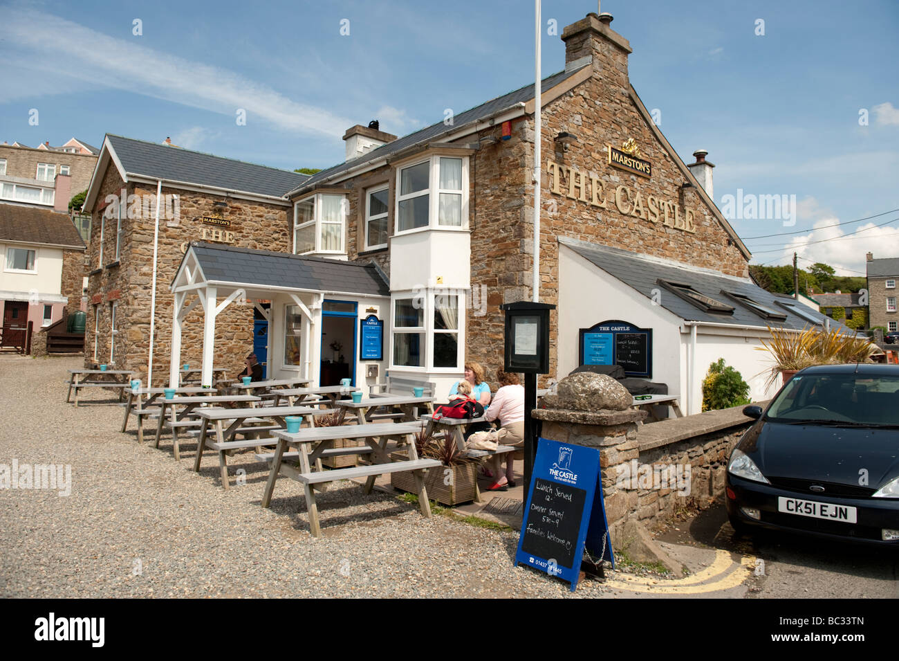 Le Castle pub après-midi d'été peu Haven south Pembrokeshire Coast National Park West Wales UK Banque D'Images