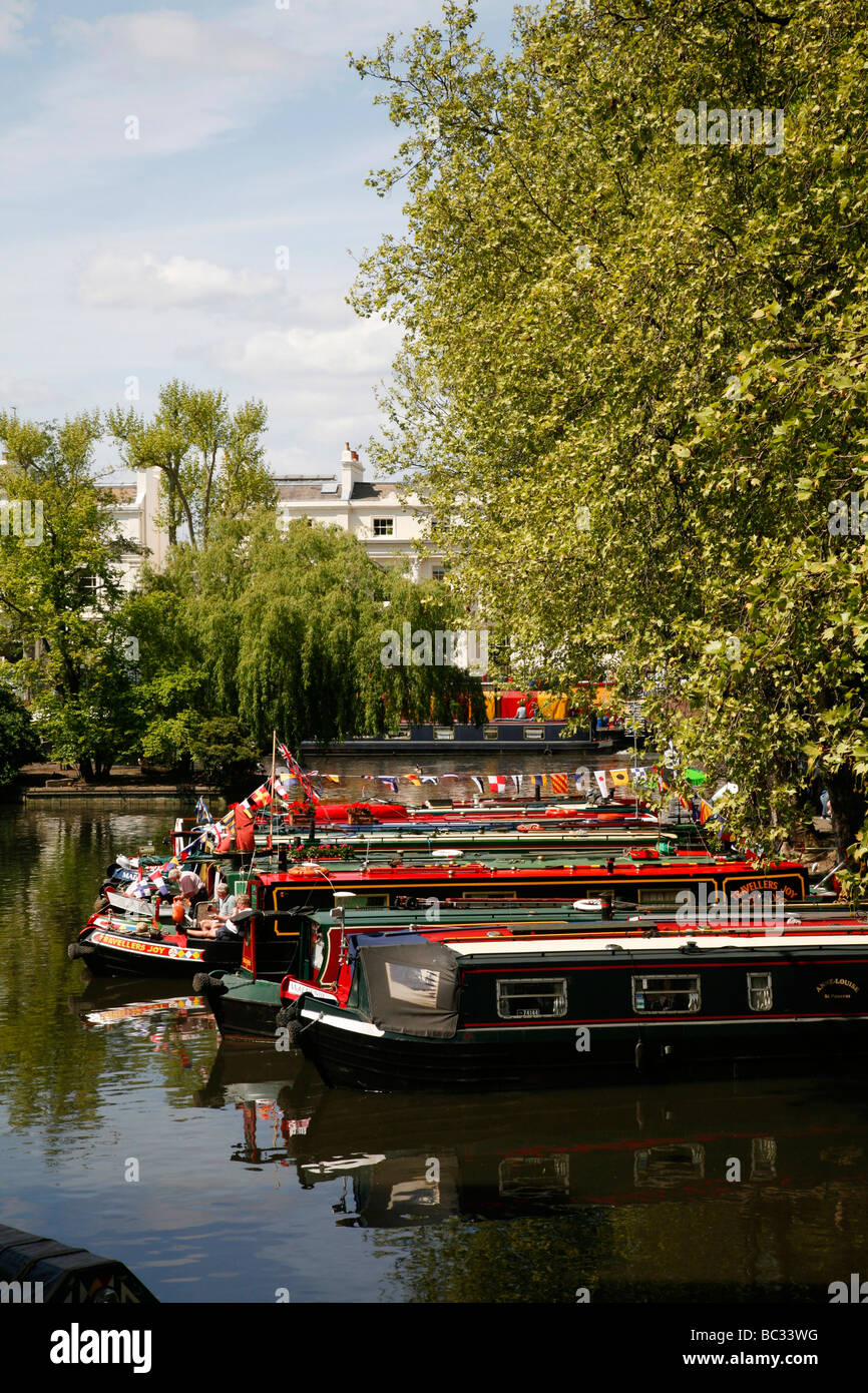 Bateaux amarrés dans le canal pendant la petite Venise Canalway Cavalcade, Maida Vale, London, UK Banque D'Images
