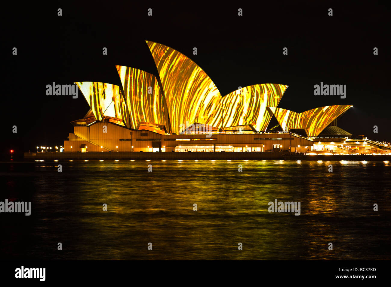 L'opéra de Sydney au cours des bougies de voiles Banque D'Images