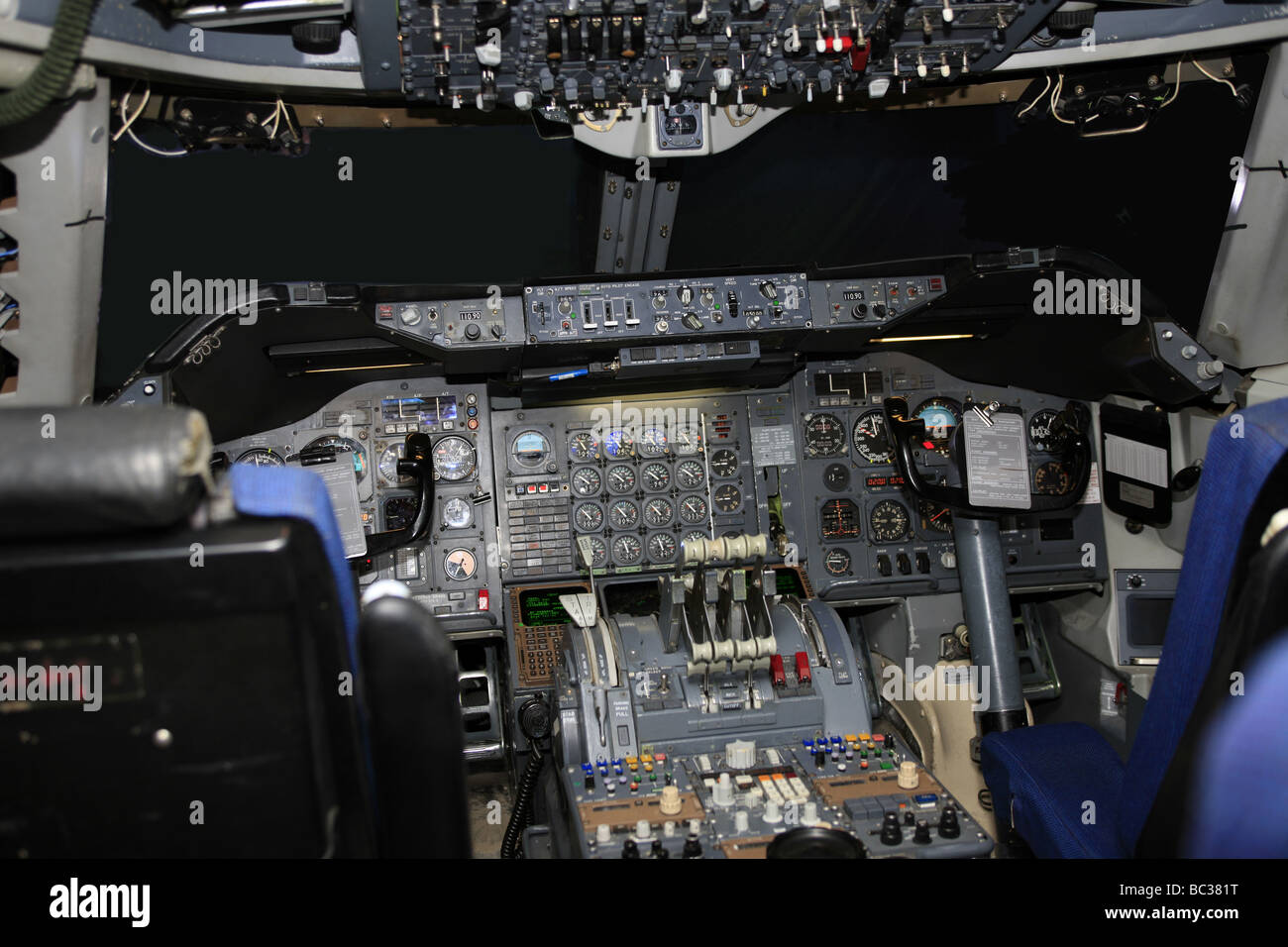 Cockpit d'un Boeing 747 jumbo jet dans un hangar d'entretien Banque D'Images