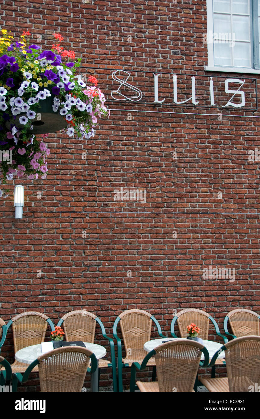Chaises de café à Sluis Holland Europe Banque D'Images