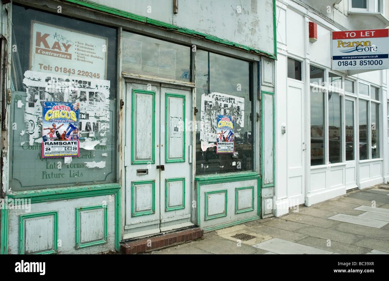 Une boutique vide à côté d'une boutique récemment rénové sur le front de mer à Margate Kent Banque D'Images