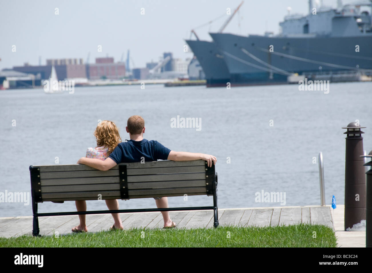 Un couple l'Inner Harbor de Baltimore, MD USA. Banque D'Images