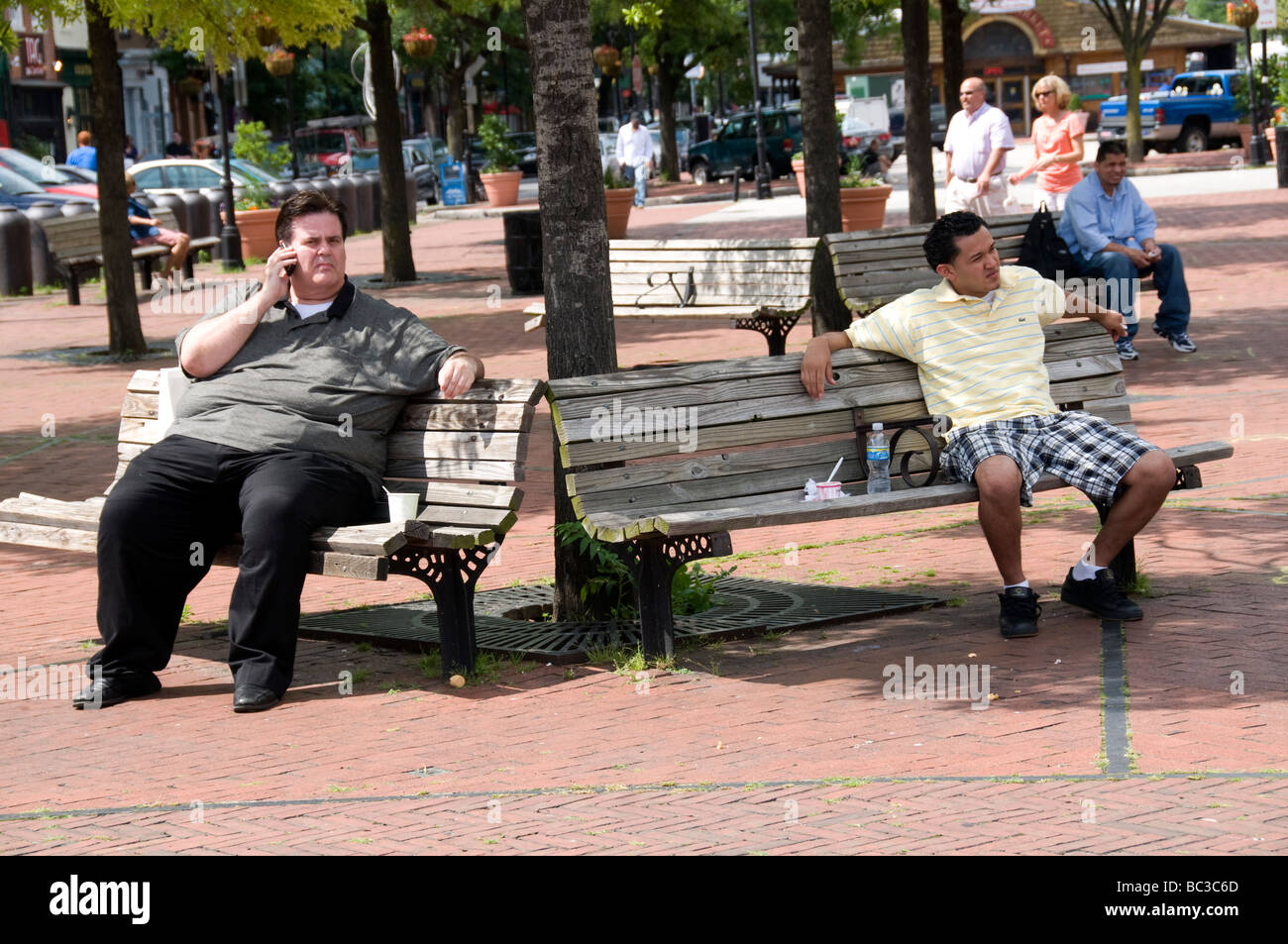Les hommes se détendre à Baltimore park. Banque D'Images