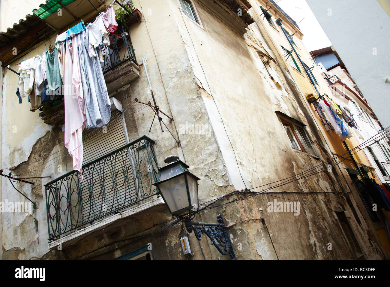 Scène de rue, vieille ville de Lisbonne, Portugal Banque D'Images