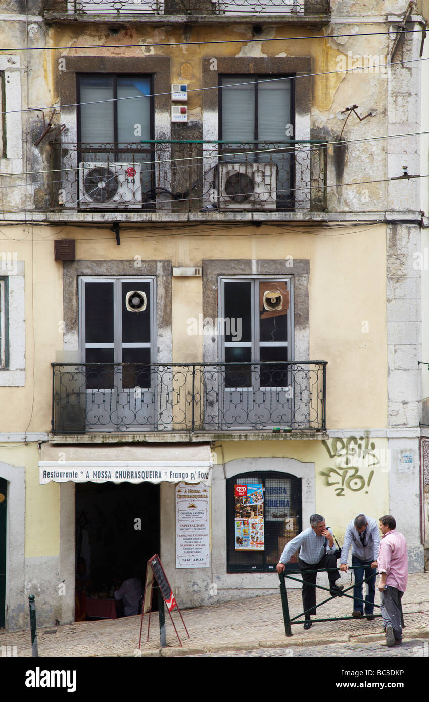 Scène de rue, vieille ville de Lisbonne, Portugal Banque D'Images