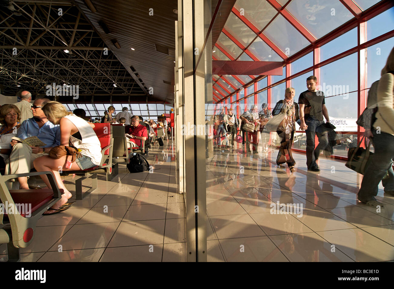 Les passagers au départ et à l'arrivée dans la même scène, séparés par une paroi en verre. L'Aéroport International de La Havane, Cuba Banque D'Images