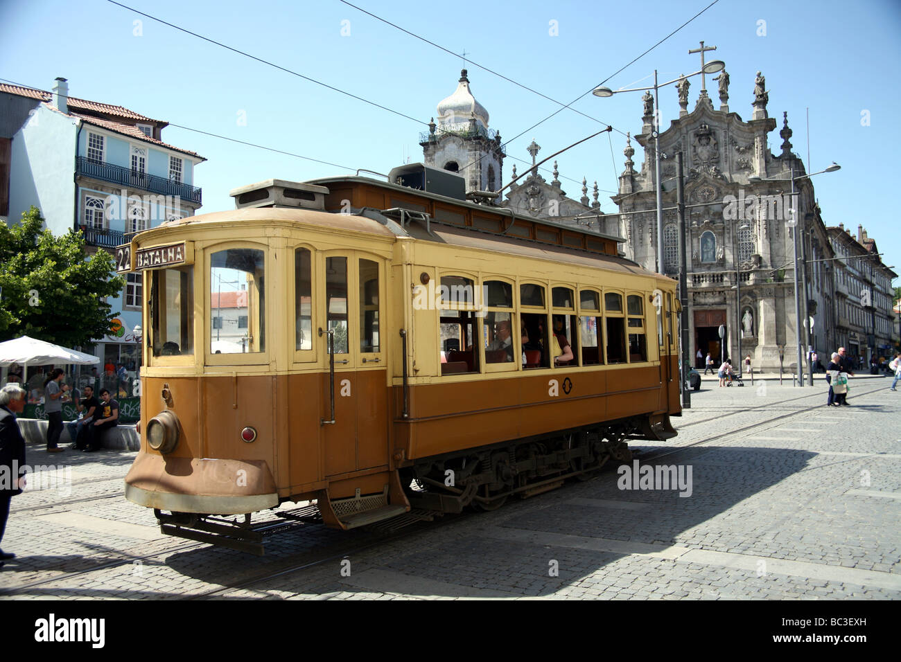 Un vieux tram toujours en exploitation à Porto Portugal Banque D'Images