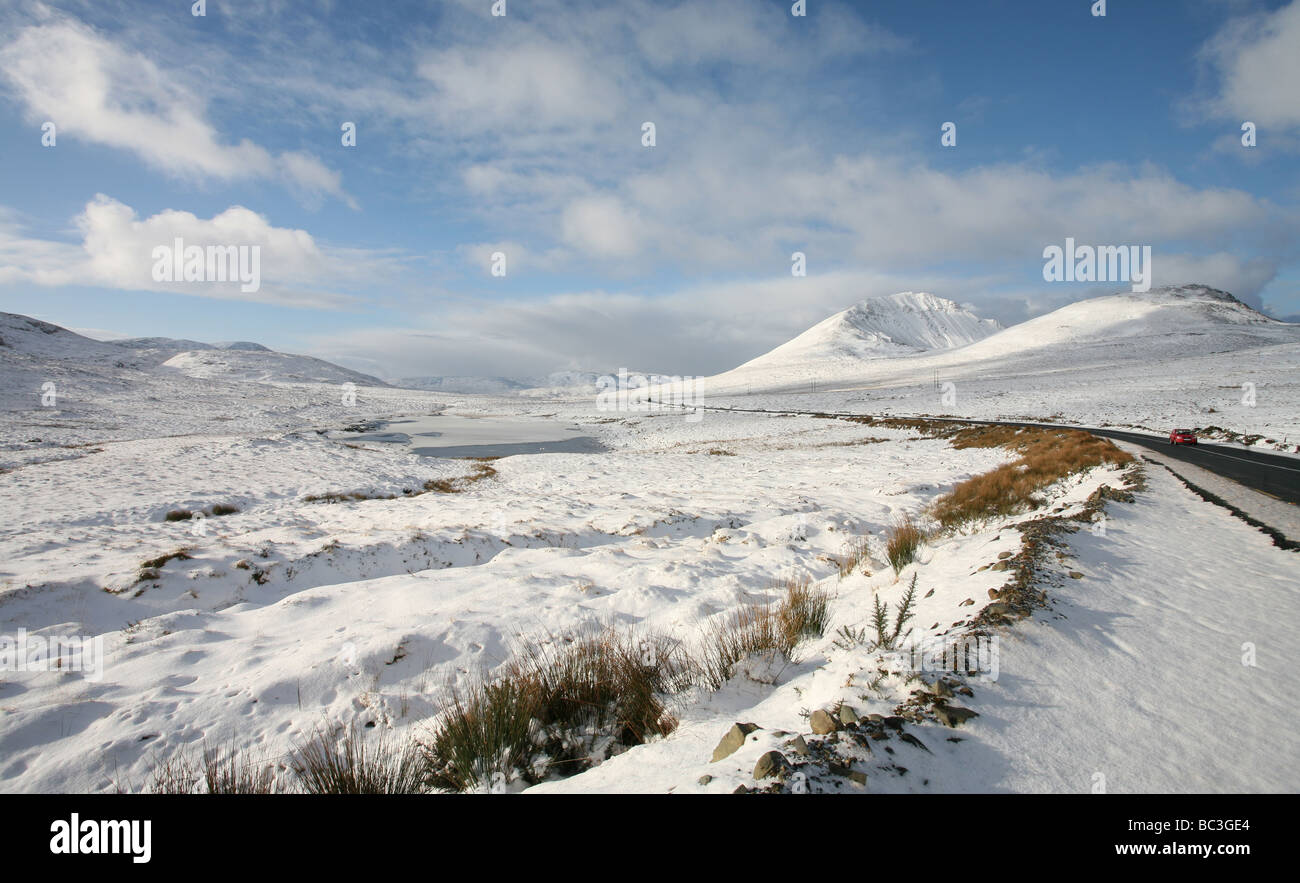 La neige a couvert Errigal mountain dans l'ouest de Donegal. Banque D'Images