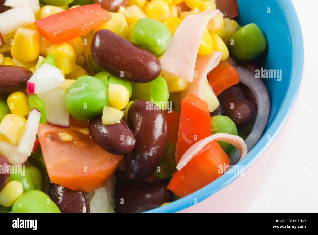 Salade de légumes et de jambon frais isolé sur fond blanc Banque D'Images