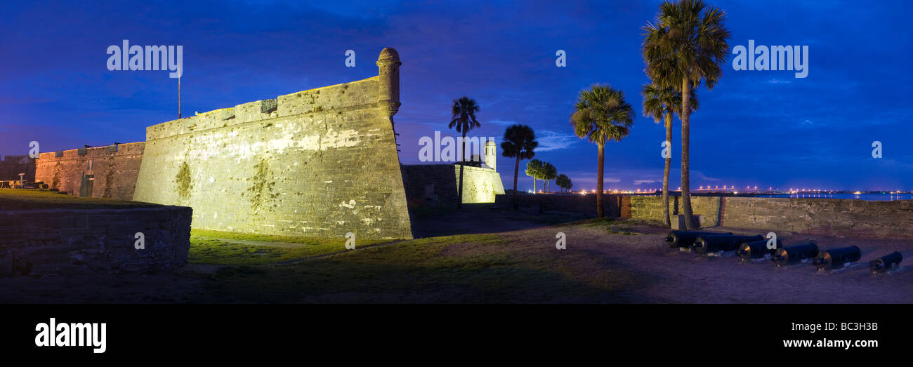 Castillo de San Marcos avant l'aube avec vue sur la baie de Matanzas, Saint Augustine, Floride Banque D'Images