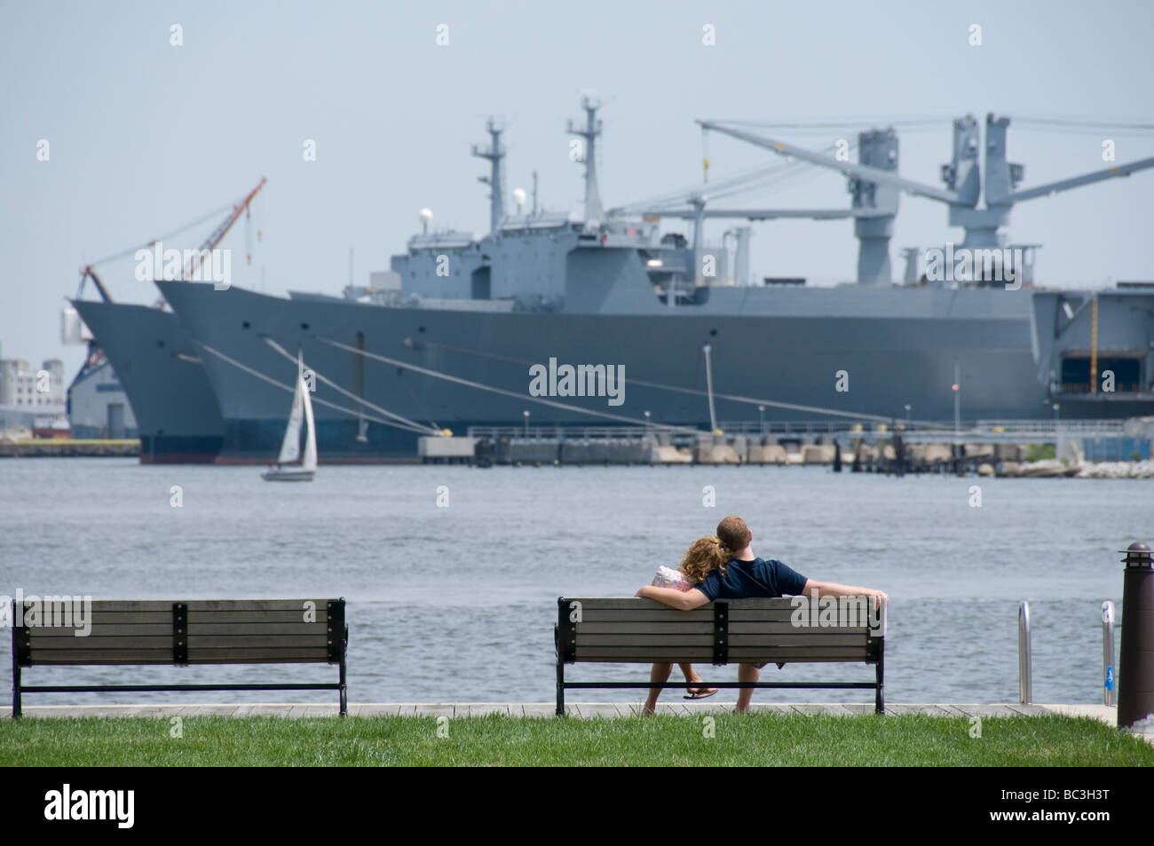 Un couple l'Inner Harbor de Baltimore, MD USA. Banque D'Images