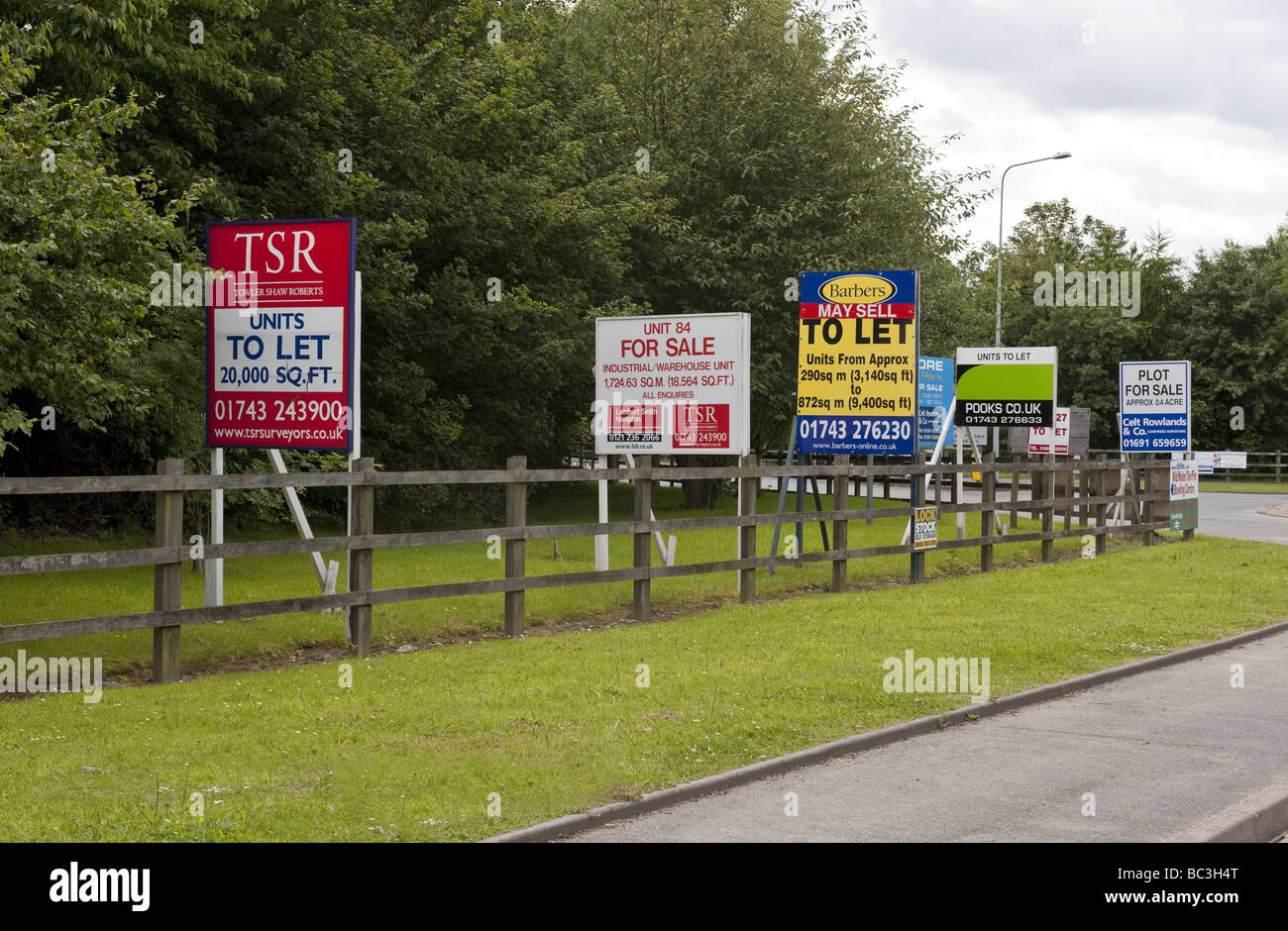 Plusieurs 'à vendre' et 'pour' le bord de la rue, doublure d'une zone industrielle site durant la récession économique fois Banque D'Images
