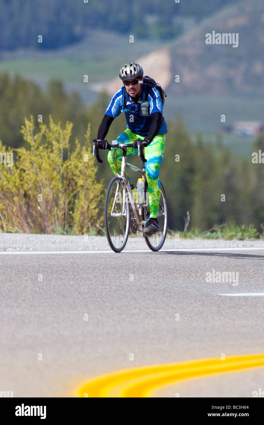 Les cyclistes équitation sur l'autoroute 50 sur Monarch Pass en Californie au cours de l'assemblée visite en vélo Ride the Rockies Banque D'Images