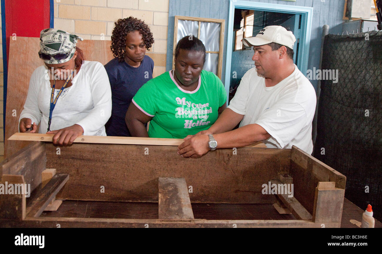 Les femmes apprennent les compétences par les femmes dans la construction du programme de construction Banque D'Images