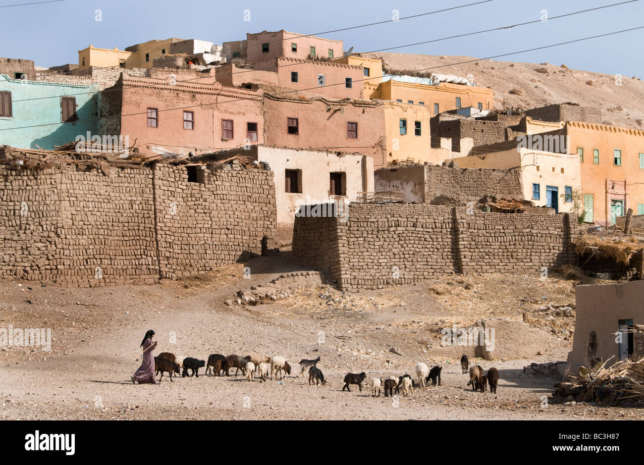 Gournah vieux village désert Egypte Thebe Vallée des Rois Banque D'Images