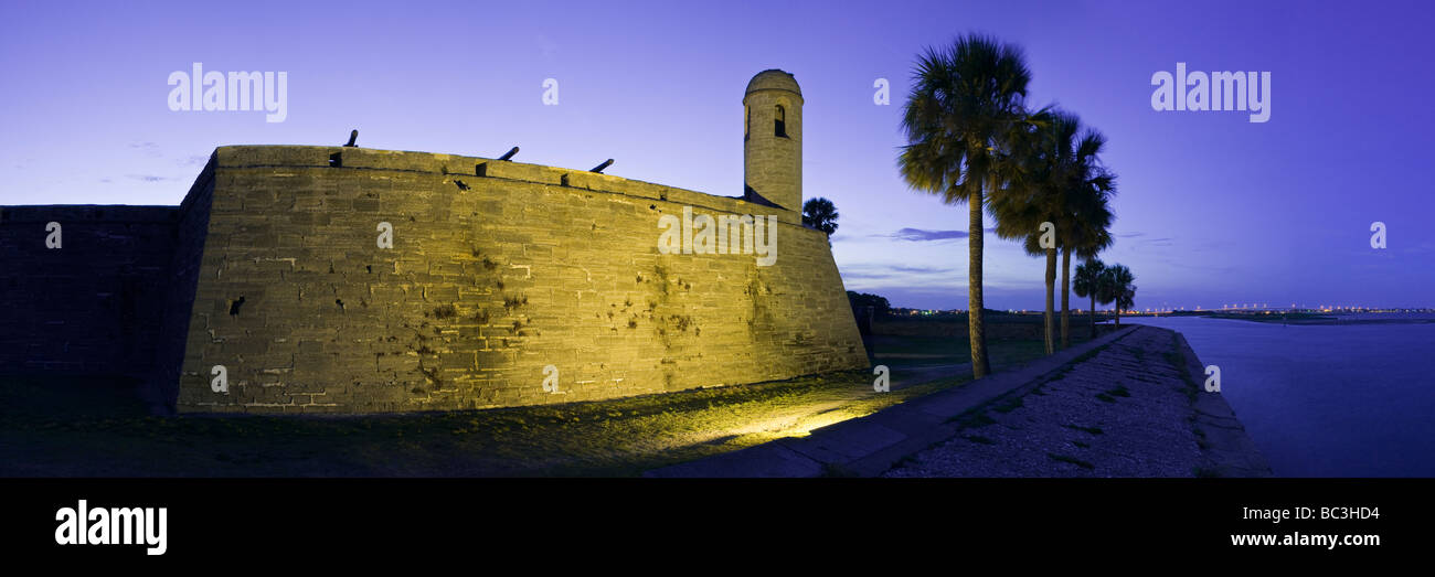 Castillo de San Marcos avant l'aube avec vue sur la baie de Matanzas, Saint Augustine, Floride Banque D'Images