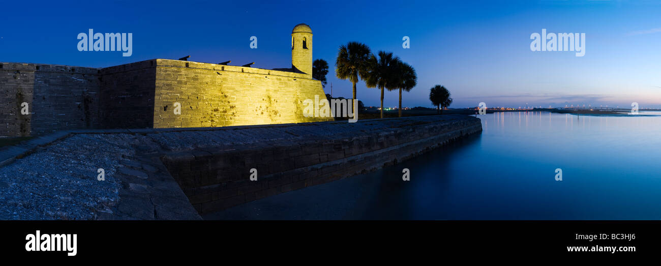 Castillo de San Marcos avant l'aube avec vue sur la baie de Matanzas, Saint Augustine, Floride Banque D'Images