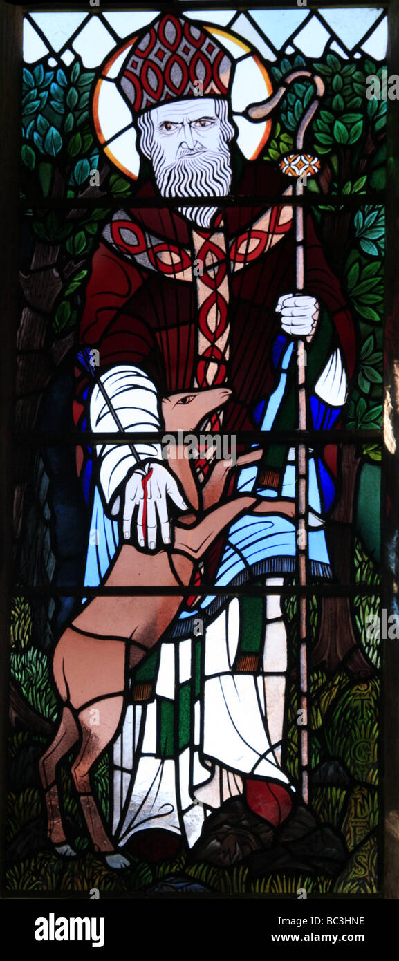 Vitraux de Geoffrey Robinson (b 1935) représentant Saint Giles avec son arrière, église St Giles, Chesterton, Warwickshire, Angleterre Banque D'Images