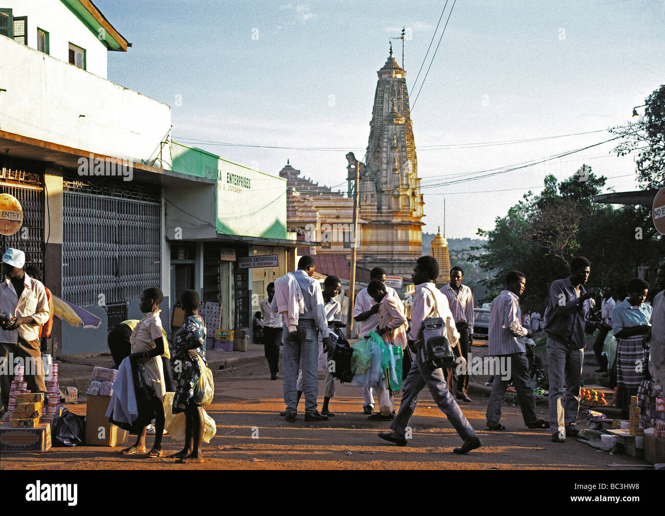 Temple hindou et les gens sur la rue près de l'affaire d'OUGANDA Kampala Marché Banque D'Images