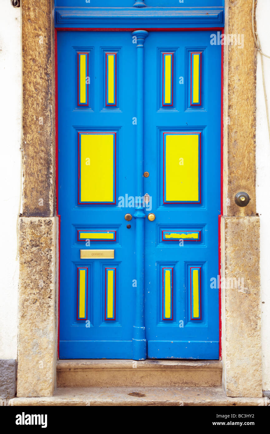Jaune et bleu, porte avant porte avant Banque D'Images