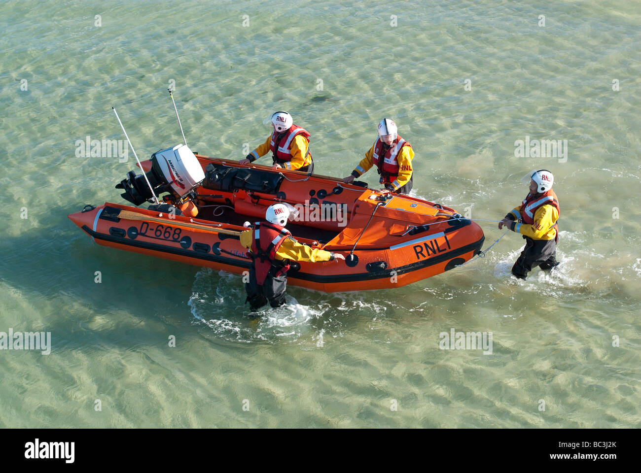 Le lancement de la RNLI leur embarcation de sauvetage gonflable à St Ives Banque D'Images