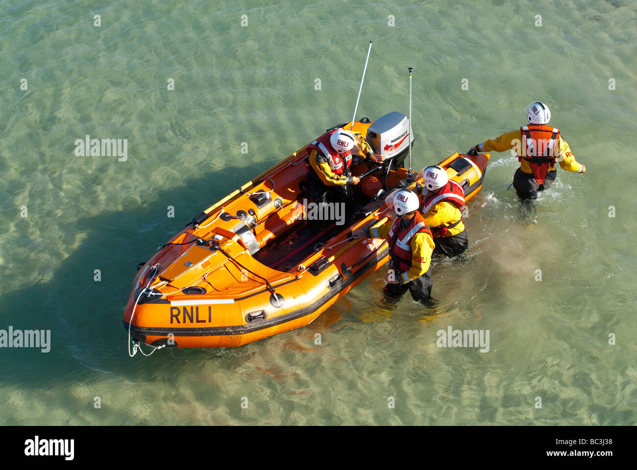 Le lancement de la RNLI leur embarcation de sauvetage gonflable à St Ives Banque D'Images