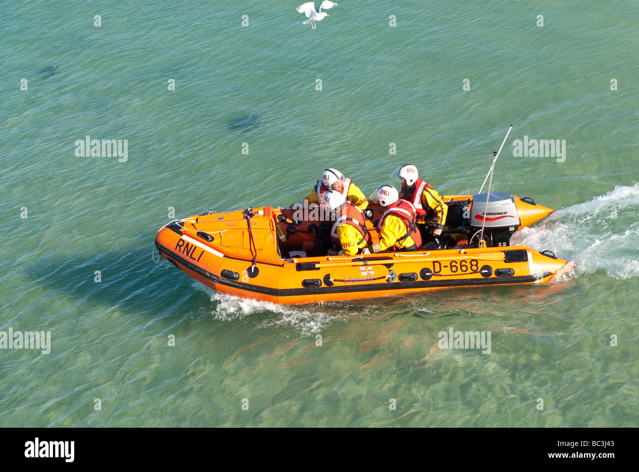 Le lancement de la RNLI leur embarcation de sauvetage gonflable à St Ives Banque D'Images