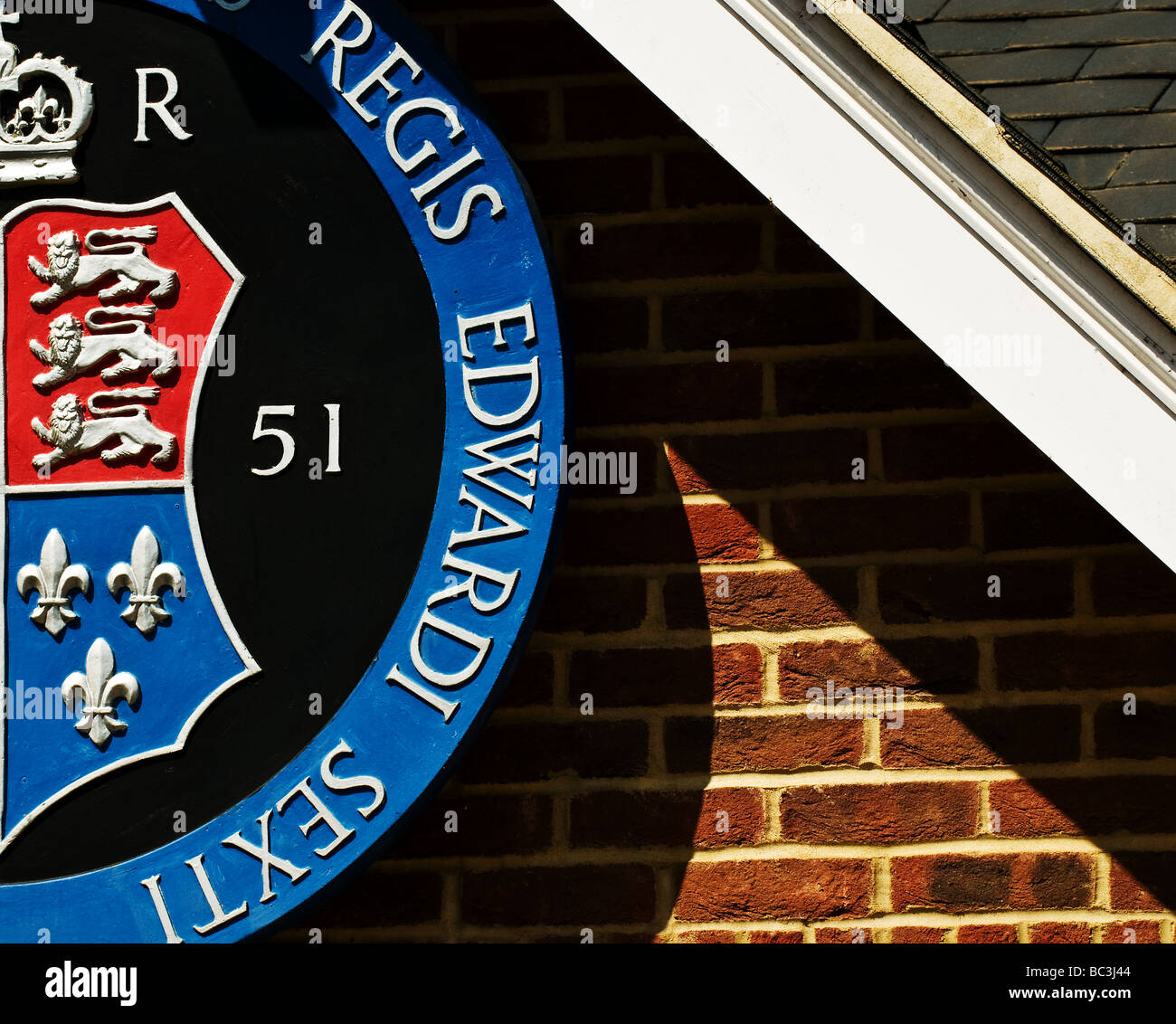 Une section de l'écusson du roi Édouard VI Grammar School à Chelmsford. Banque D'Images
