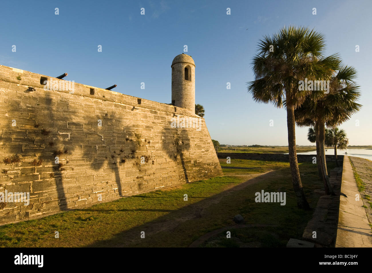 Castillo de San Marcos à l'aube avec vue sur la baie de Matanzas, Saint Augustine, Floride Banque D'Images