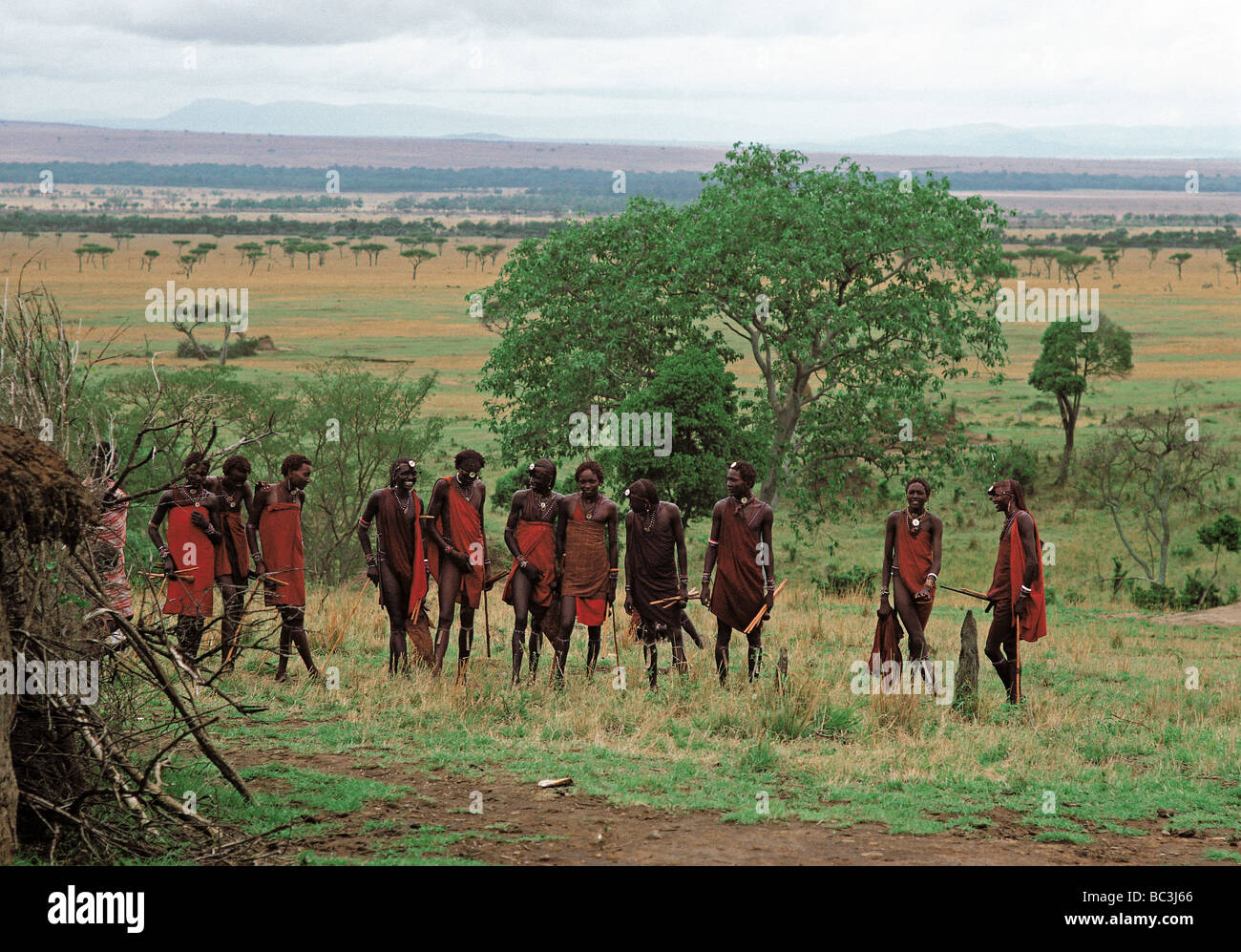 Groupe de onze guerriers Masaï Moran Morani en tenue traditionnelle complète le Masai Mara National Reserve Afrique Kenya Banque D'Images