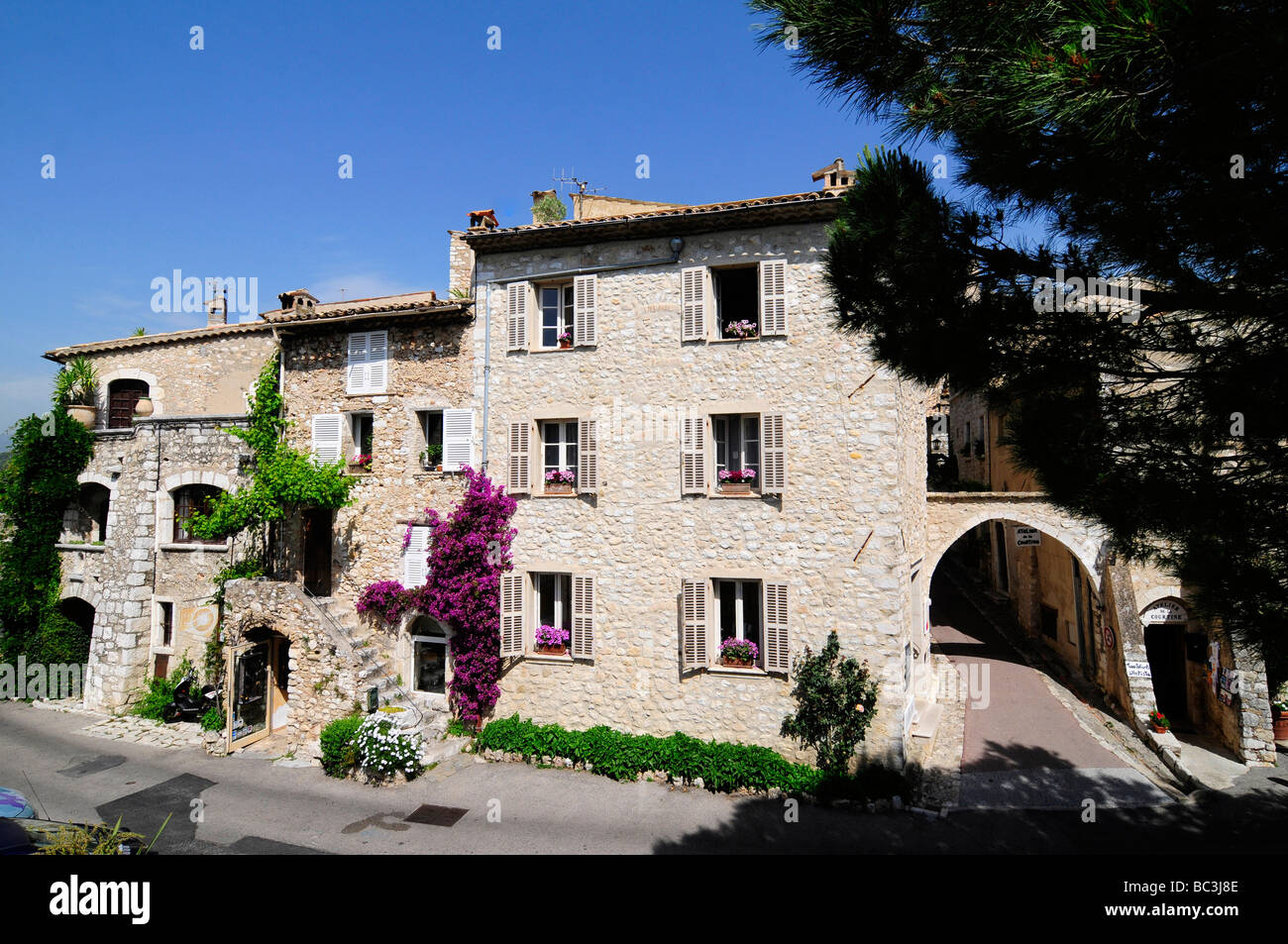 L'intérieur du village de Saint Paul de Vence, un petit village de maisons en pierre typique de la Provence dans le sud de la France. Banque D'Images