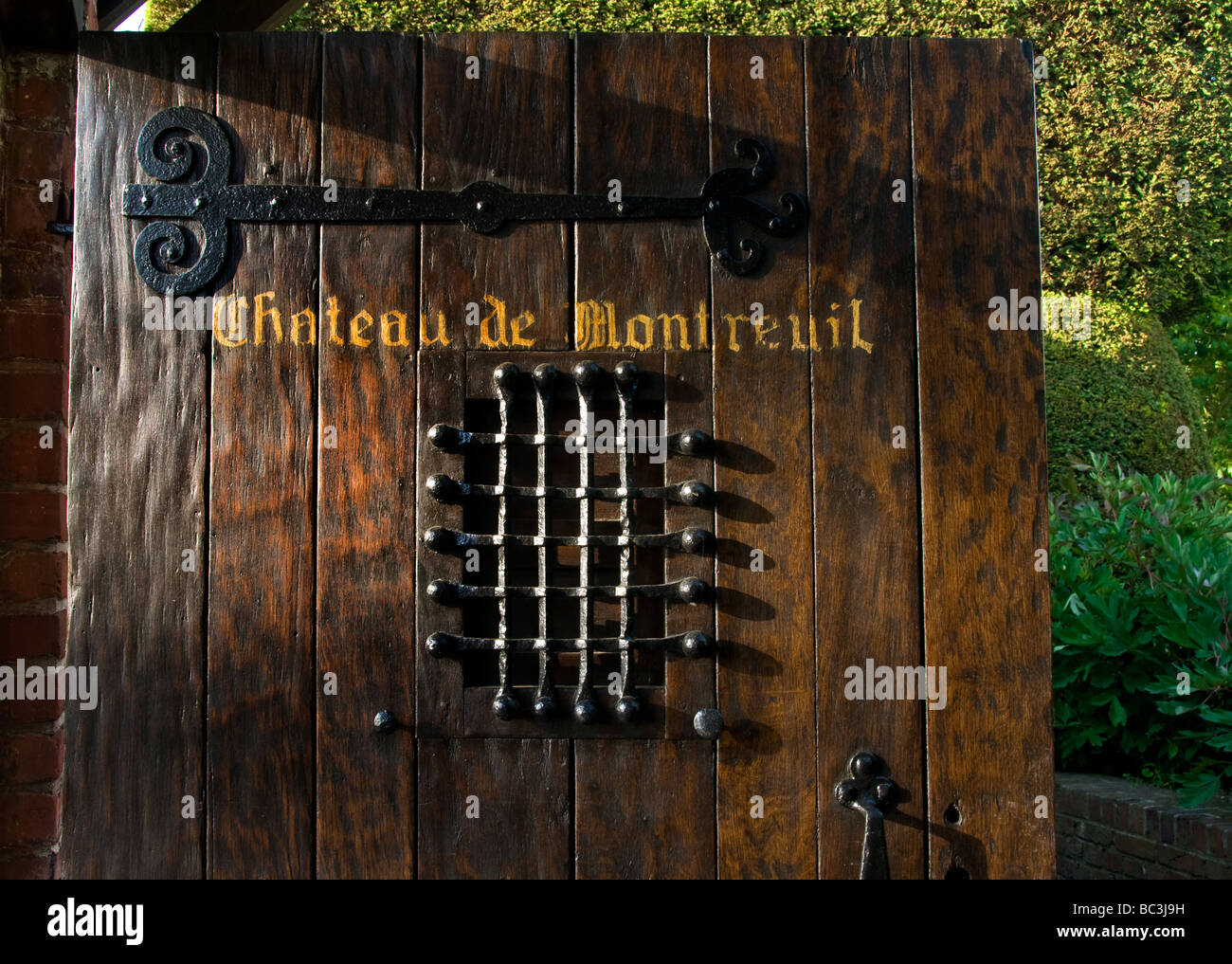 Historique ancienne porte d'entrée en bois de luxe à l'Hôtel Chateau de Montreuil, Montreuil-sur-Mer. France Banque D'Images