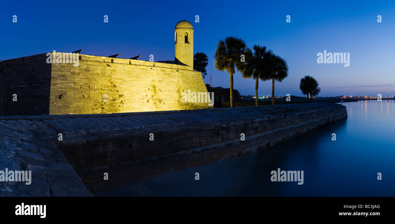Castillo de San Marcos avant l'aube avec vue sur la baie de Matanzas, Saint Augustine, Floride Banque D'Images