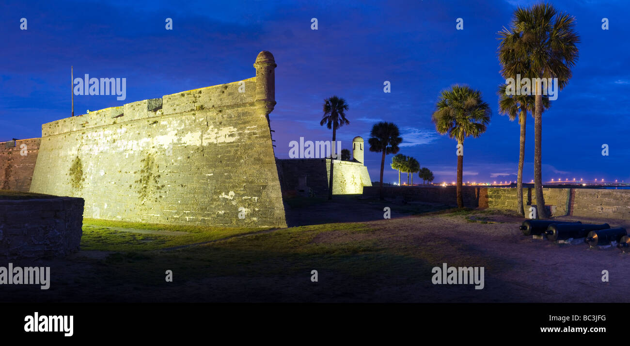 Castillo de San Marcos avant l'aube avec vue sur la baie de Matanzas, Saint Augustine, Floride Banque D'Images