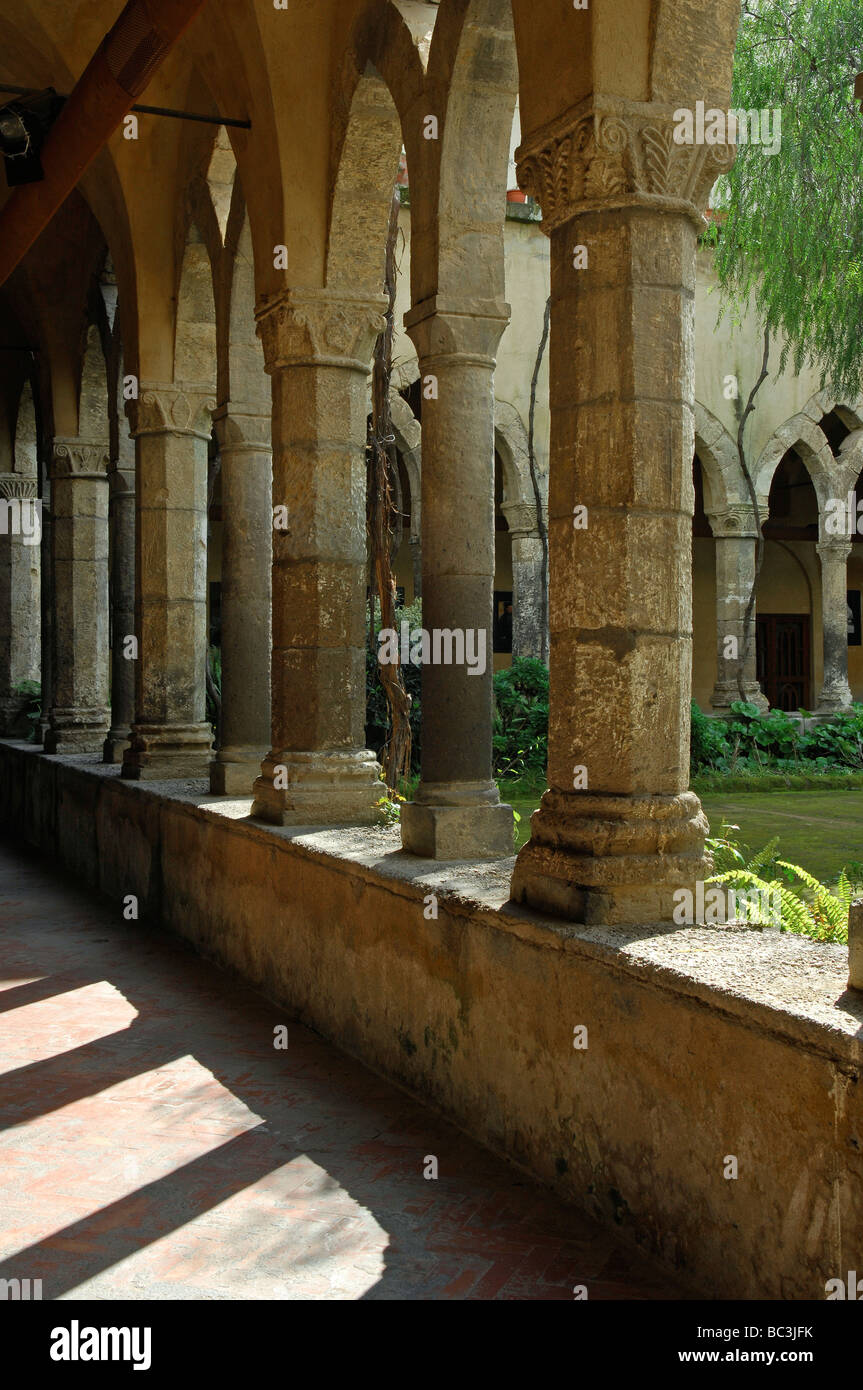 Cloître de San Francesco Banque D'Images