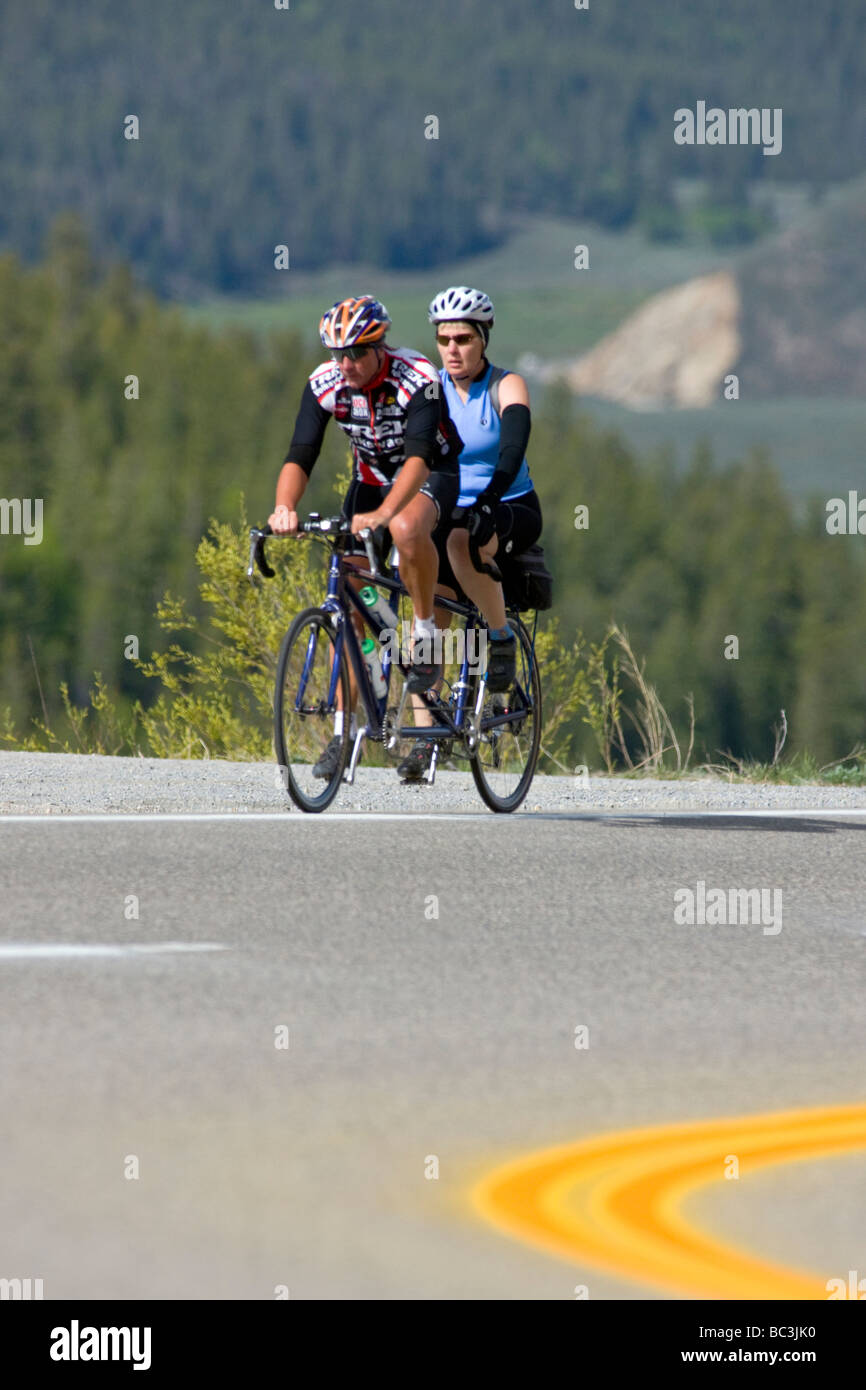 Les cyclistes équitation sur l'autoroute 50 sur Monarch Pass en Californie au cours de l'assemblée visite en vélo Ride the Rockies Banque D'Images