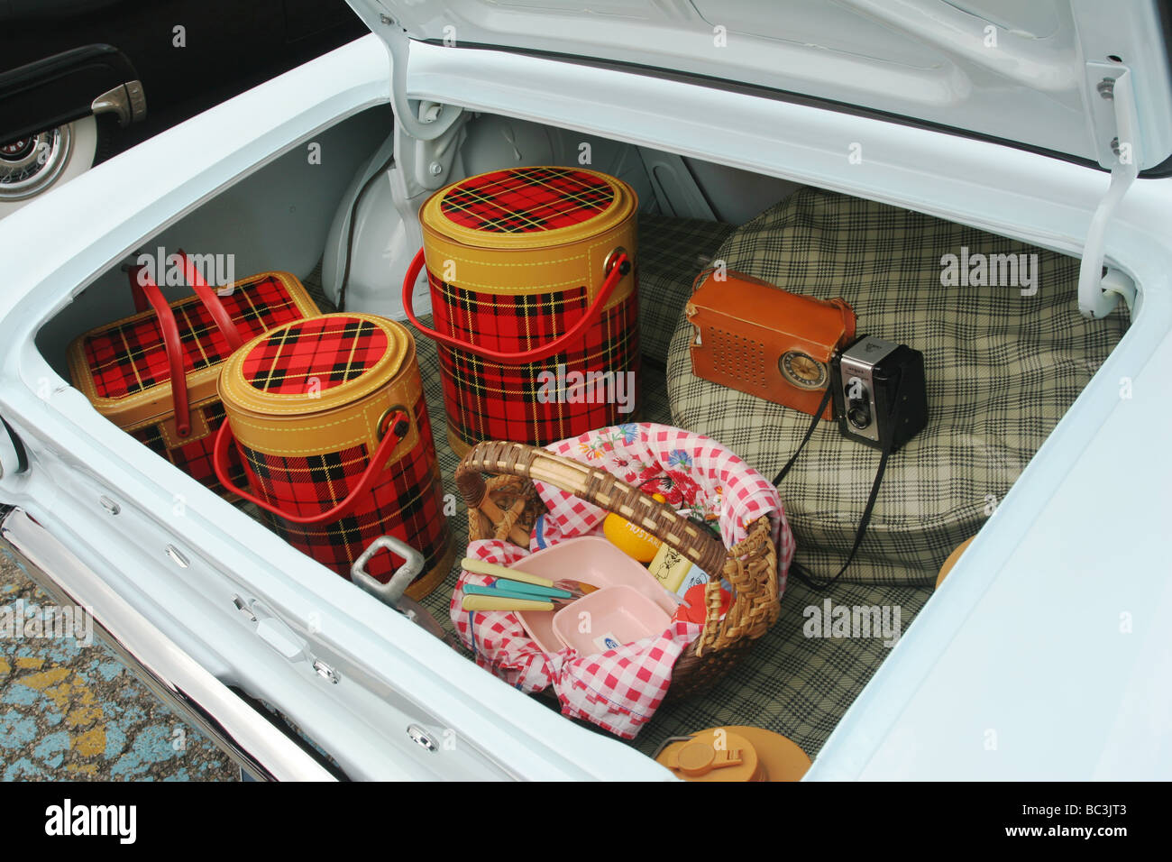 1963 Ford Falcon Auto Trunk Trunk avec des paniers de pique-nique 75 Argus Appareil radio transistor Car Show à Hamilton dans l'Ohio Banque D'Images