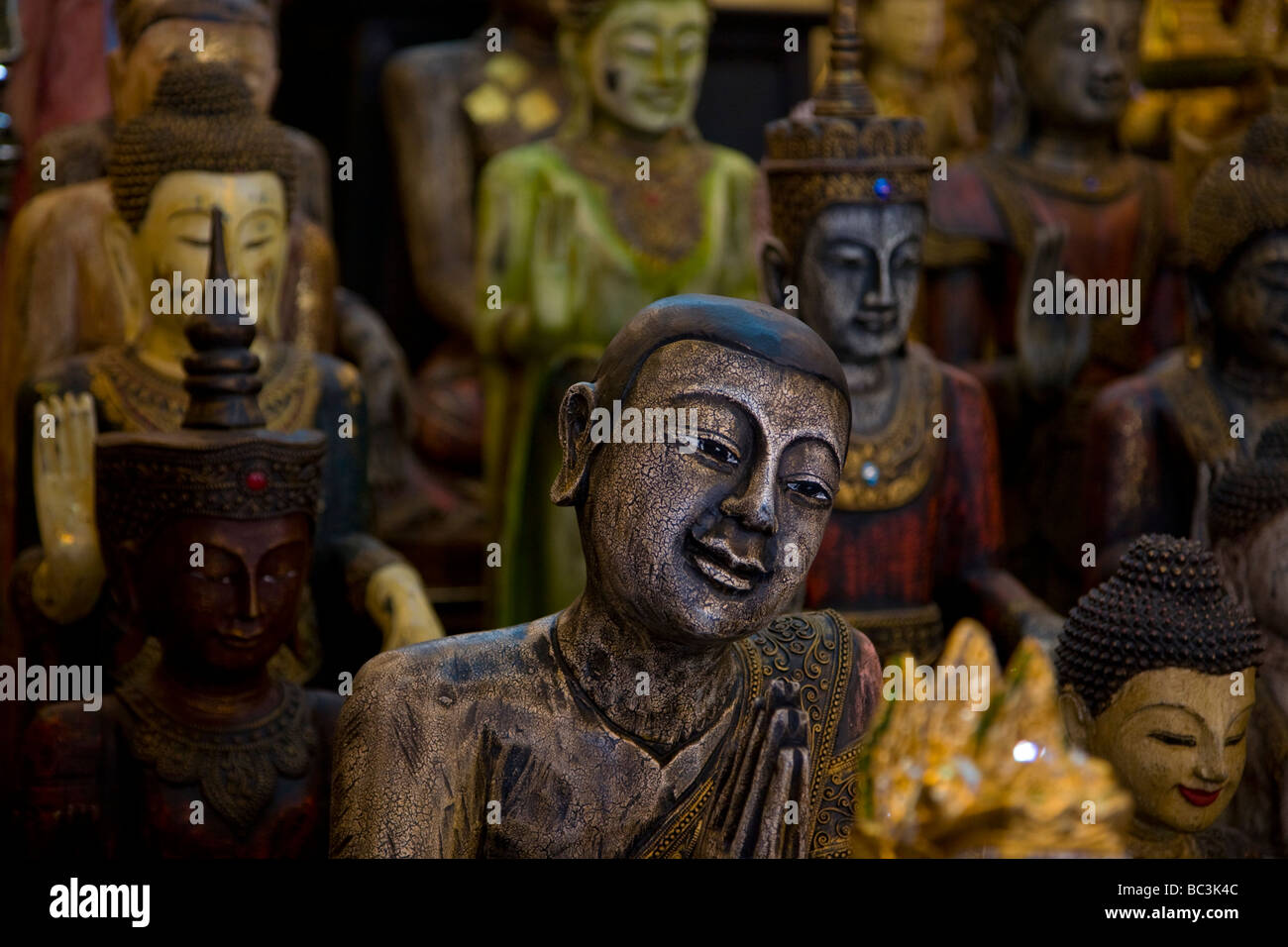 Des statues pour la vente au marché thaïlandais Banque D'Images