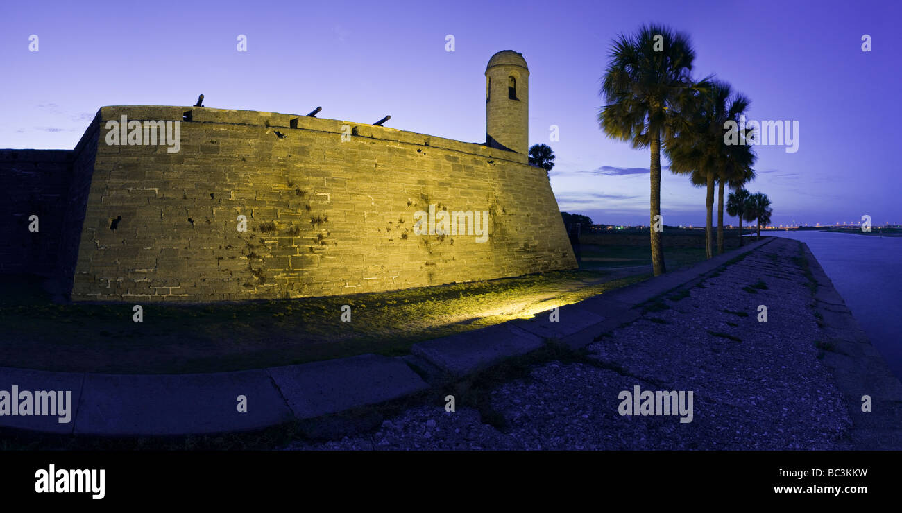 Castillo de San Marcos avant l'aube avec vue sur la baie de Matanzas, Saint Augustine, Floride Banque D'Images