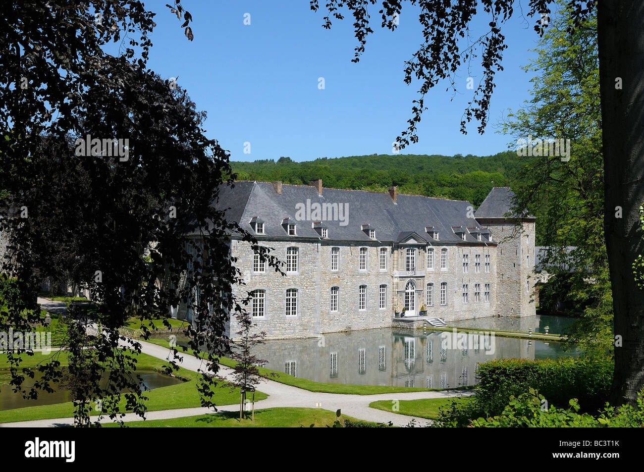 Le Chateau Au Centre De L Jardins D Annevoie Les Jardins D Eau Pres De Namur Et Dinant Dans La Region Wallonne Belgique Photo Stock Alamy