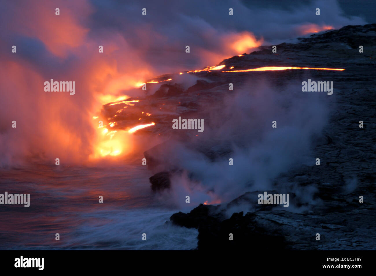 Hawaii - création de nouvelles terres - Hot Lava se jette dans l'océan froid créer de grands nuages de vapeur. Banque D'Images
