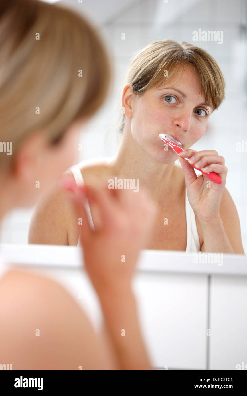 Femme est se brosser les dents Banque D'Images