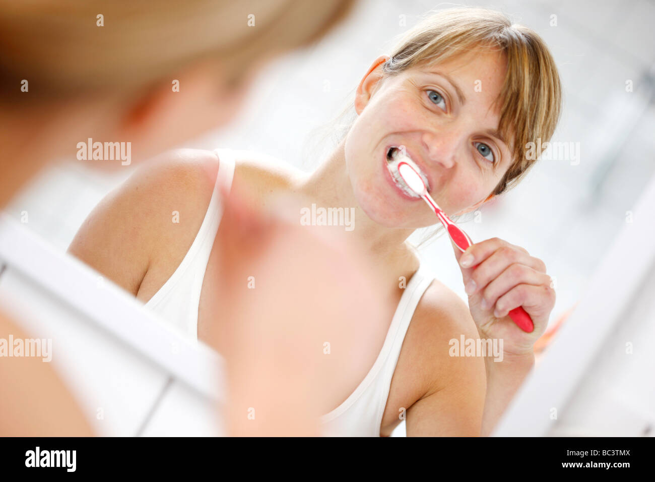 Femme est se brosser les dents Banque D'Images