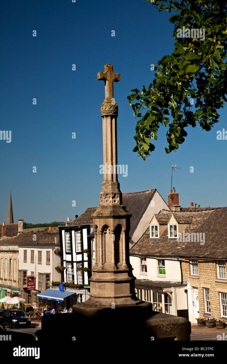 War Memorial et Cross High Street Burford Oxfordshire dans les Cotswolds Banque D'Images