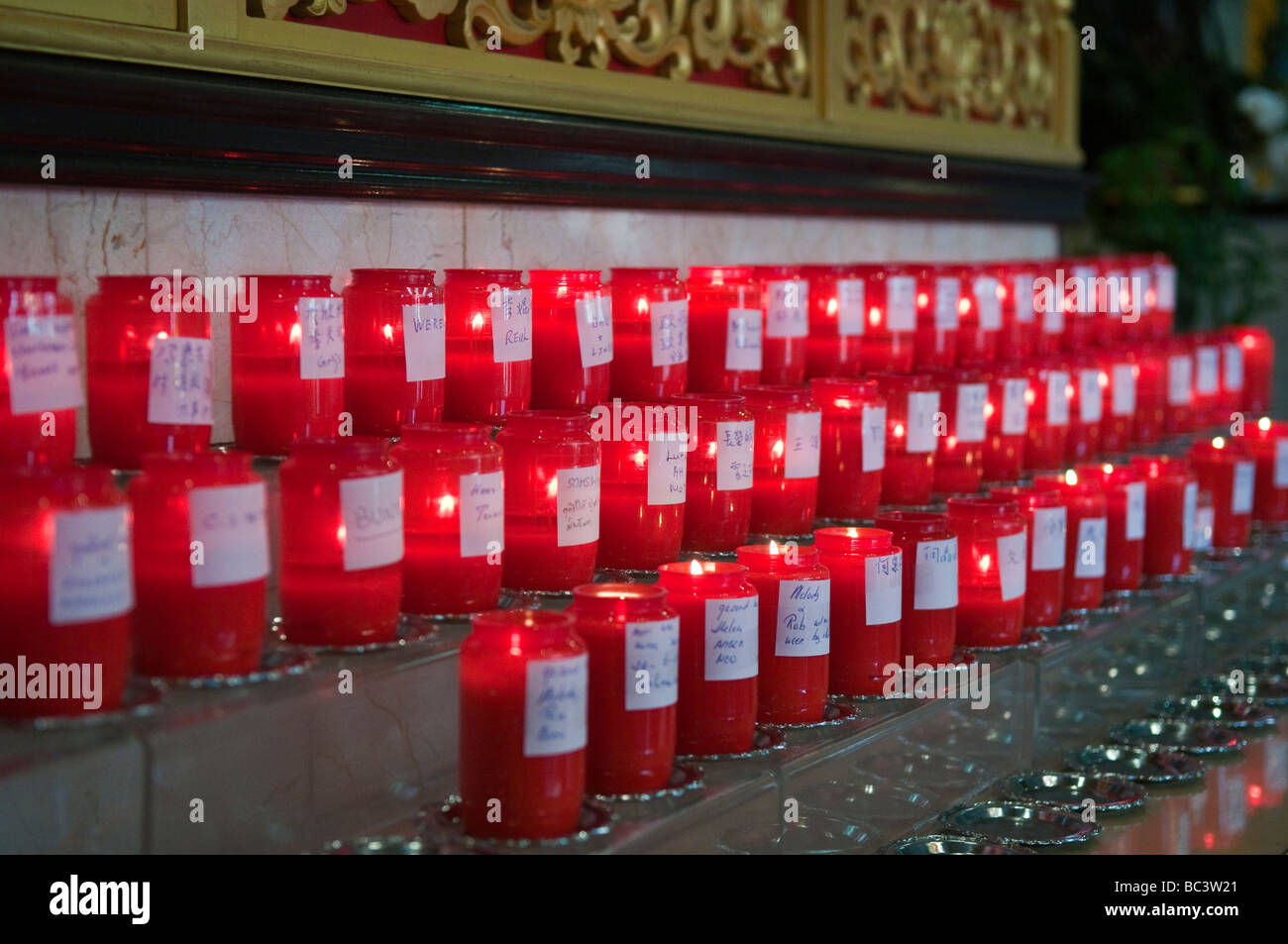 Bougies brûlantes à l'autel du temple bouddhiste chinois, FO Guang Shan He Hua (temple Zeedijk), Amsterdam, pays-Bas Banque D'Images