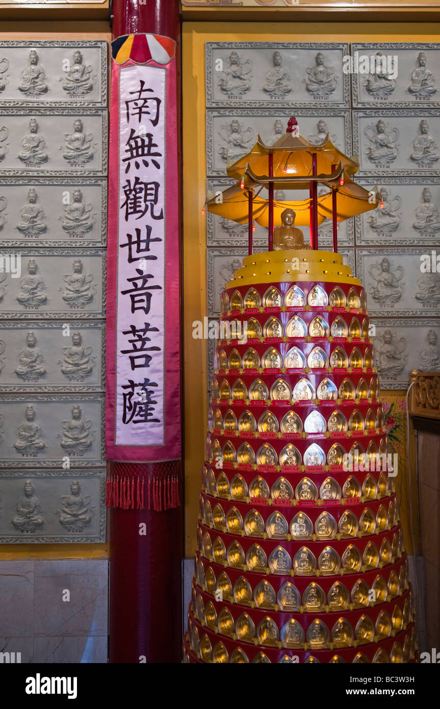 Bougies brûlantes à l'autel du temple bouddhiste chinois, FO Guang Shan He Hua (temple Zeedijk), Amsterdam, pays-Bas Banque D'Images
