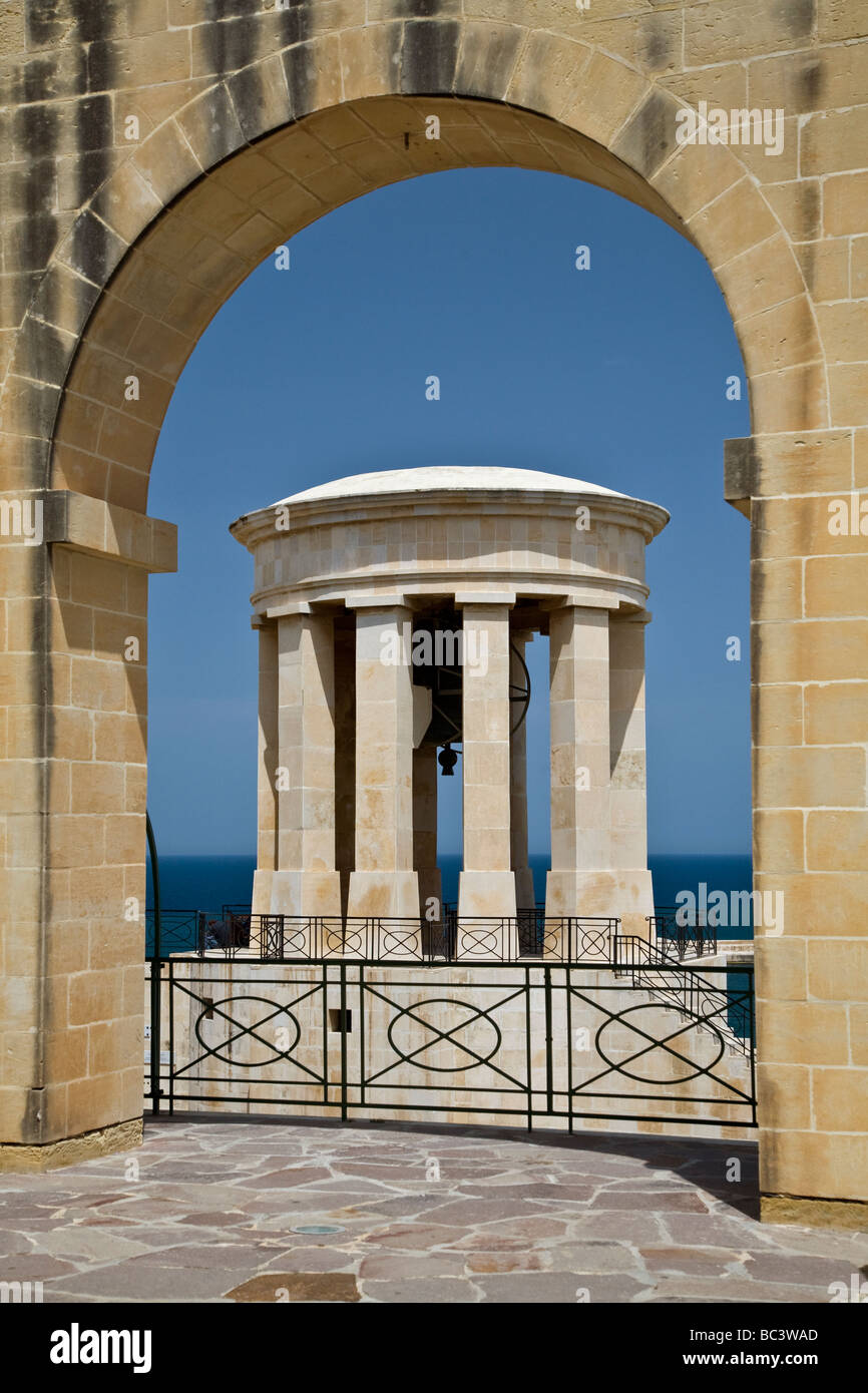 Le siège Bell Monument à La Valette, Malte. Elle commémore l'attribution de la Croix de George à Malte après WW2. Banque D'Images